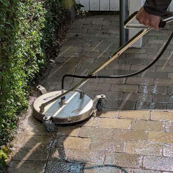 Radorens servicebil og fliserens