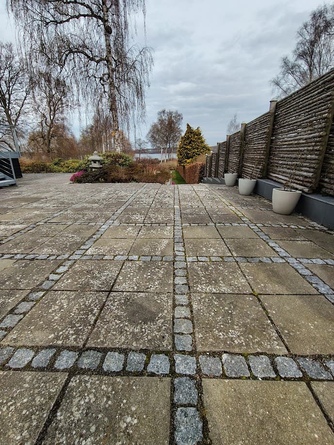 Terrasse med herregårdssten og flisepest – klar til rensning