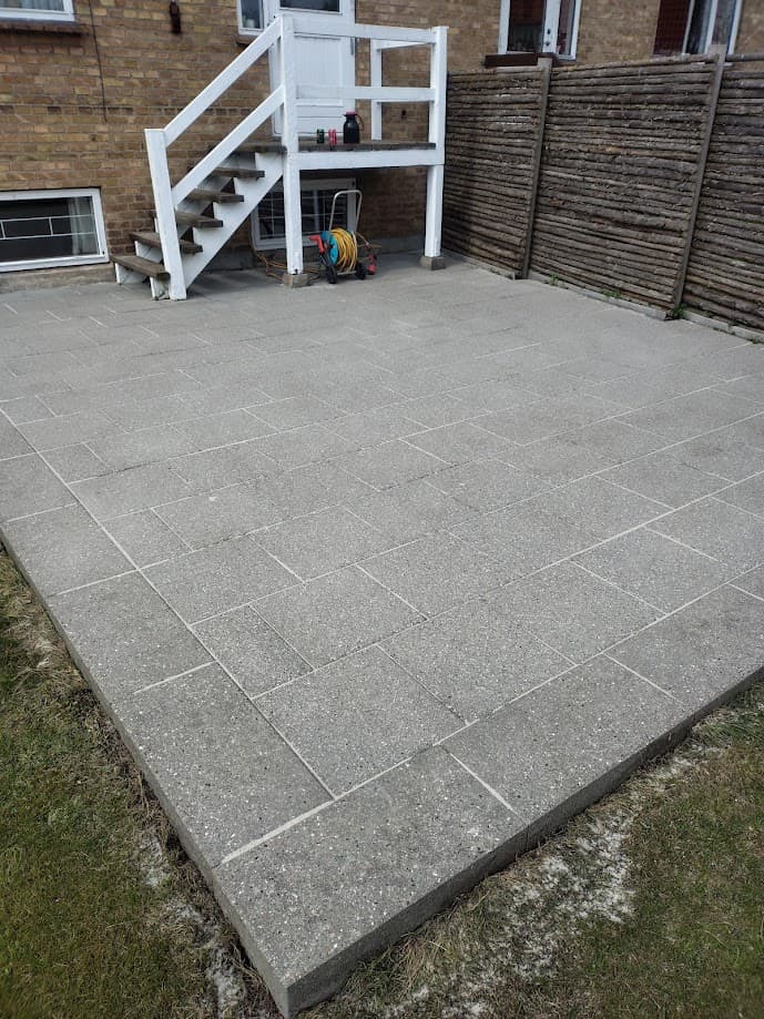 Storformat betonfliser – synlig forskel på renset og urenset flade