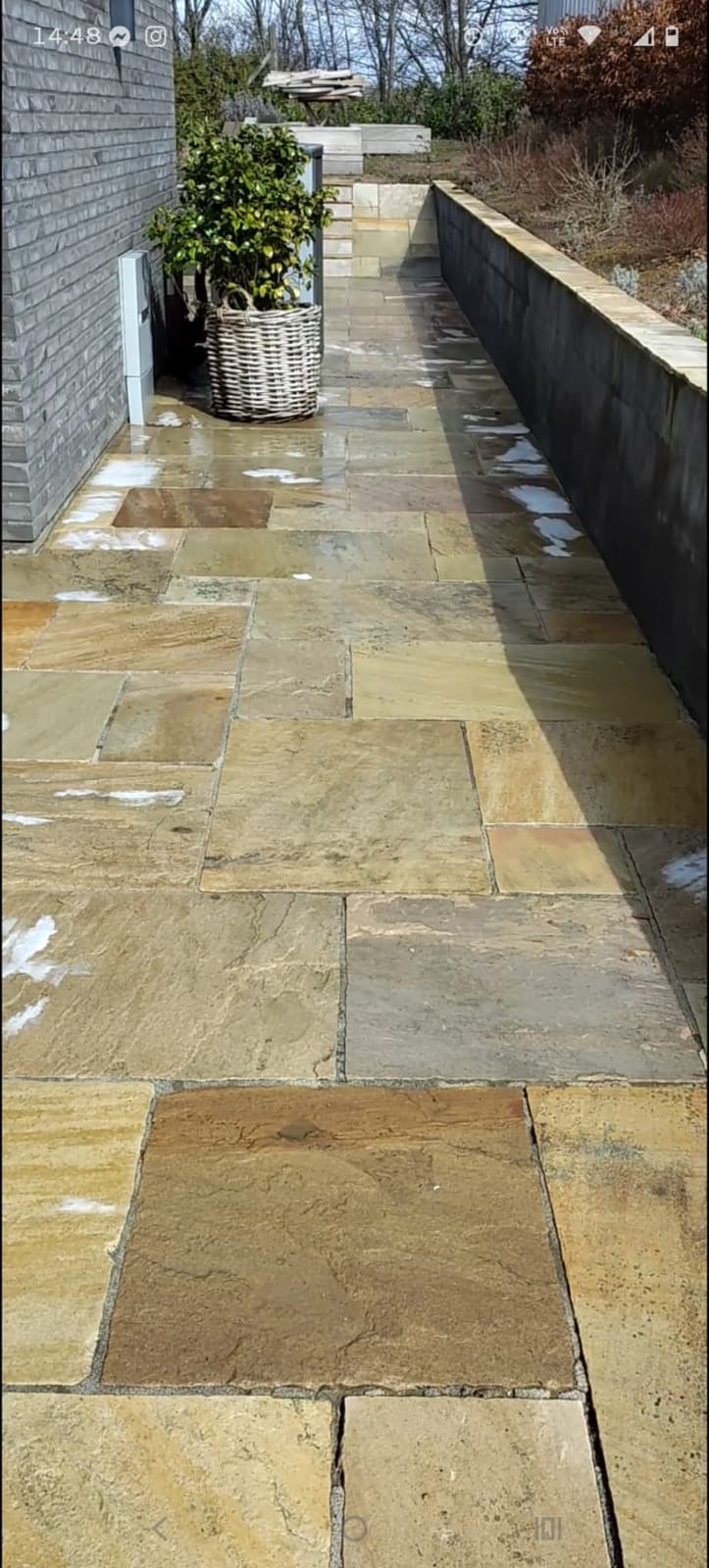 Sandsten terrasse efter professionel rensning – Radorens