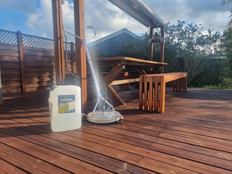 Rensning af træterrasse