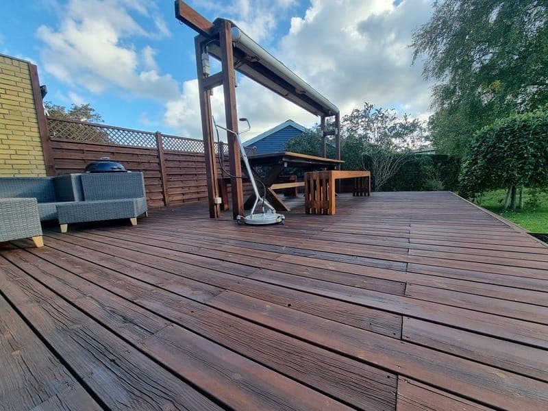 Oliebehandlet træterrasse efter rens