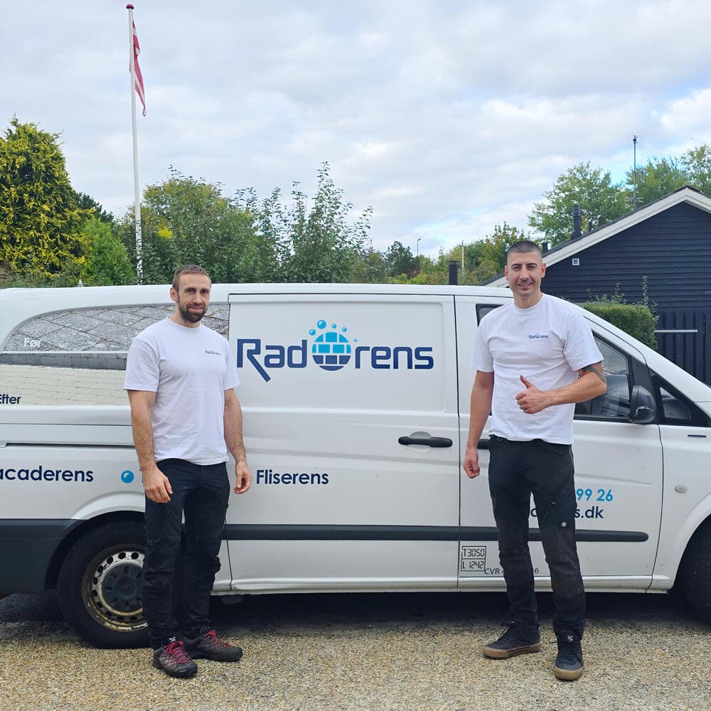 Radorens team ved servicebil